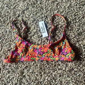 Brand new bikini top, never worn before and looks so pretty in person.